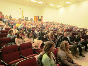 Big turnout — Medical providers, support group members, law enforcement and others at the Hometowns vs. Heroin panel last week. Chronicle photo/Cathy DeDe