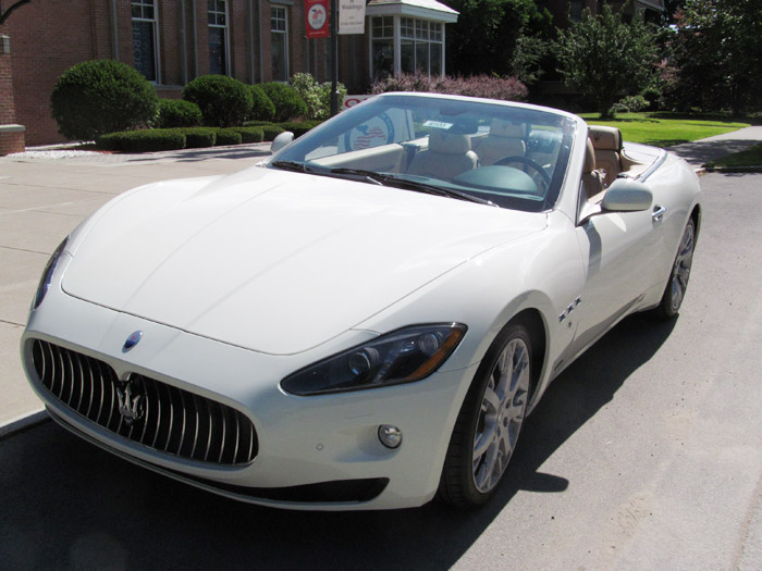 Maserati GranTurismo convertible. Below: Dashboard, with analog & small digital display.